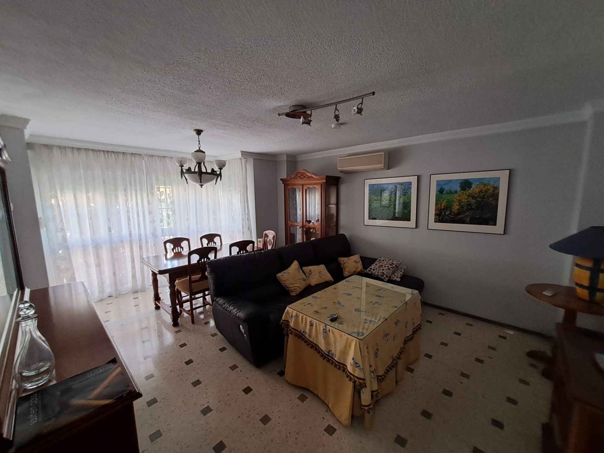 Sala d'estar de Pis de lloguer en  Granada Capital amb Aire condicionat, Jardí privat i Moblat