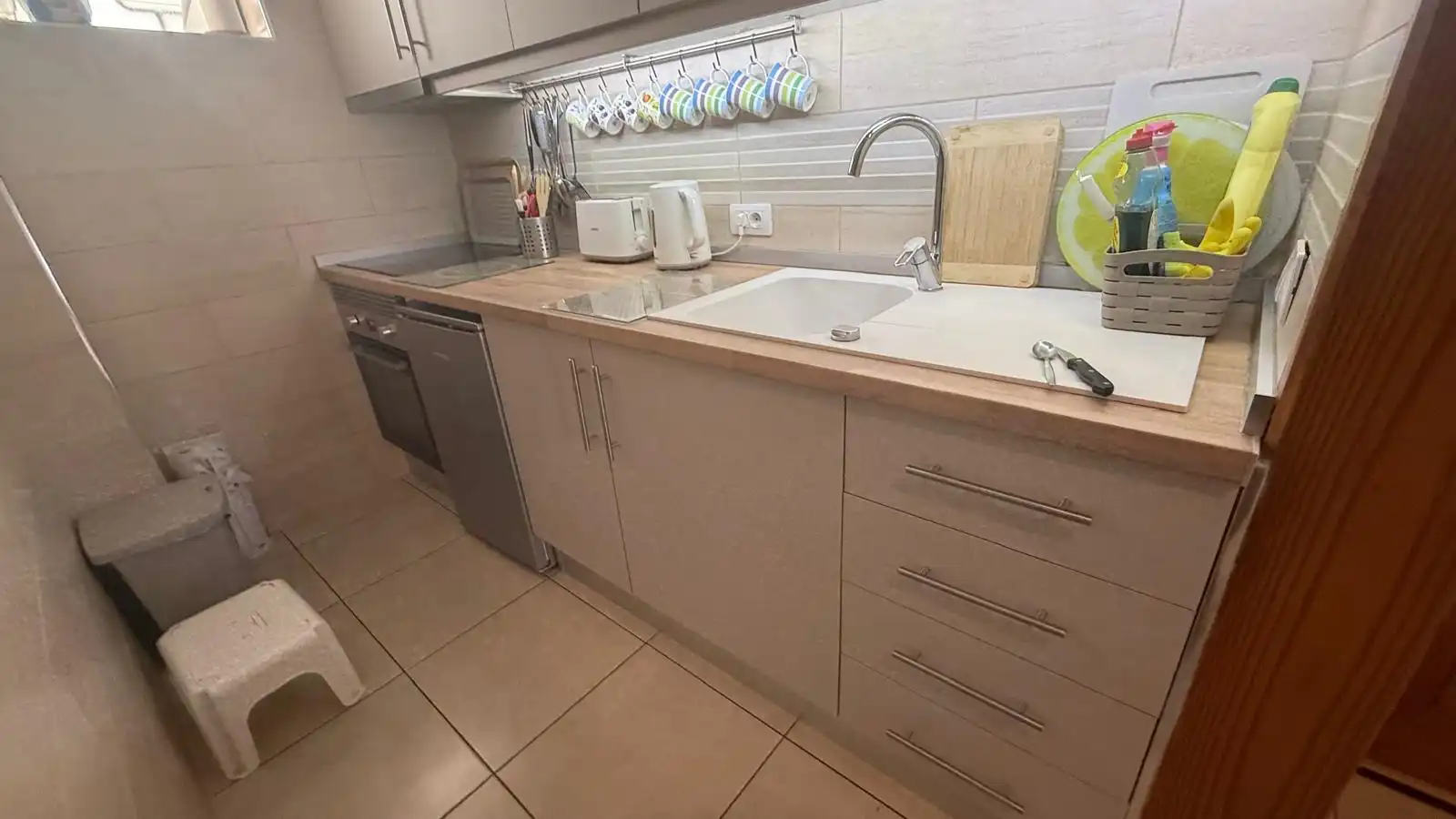 Küche von Erdgeschoss zum Verkauf in Arona mit Privatgarten, Terrasse und Abstellraum