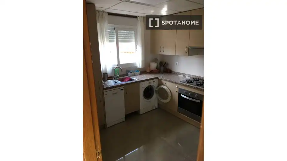 Cuina de Apartament per a compartir en El Campello amb Aire condicionat, Terrassa i Moblat