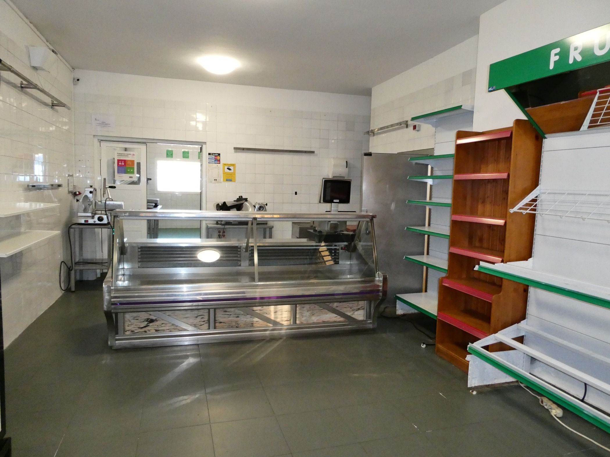 Local de alquiler en Monfarracinos