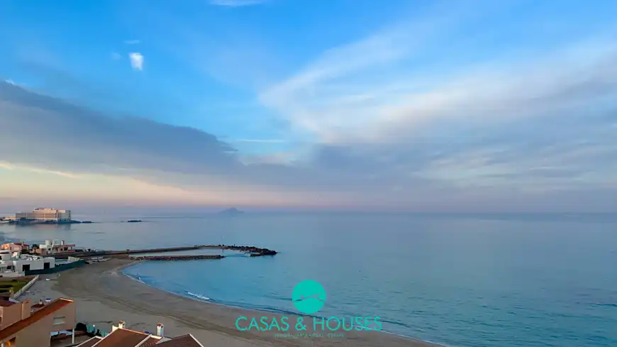 Vista exterior de Àtic en venda en La Manga del Mar Menor amb Terrassa, Moblat i Forn