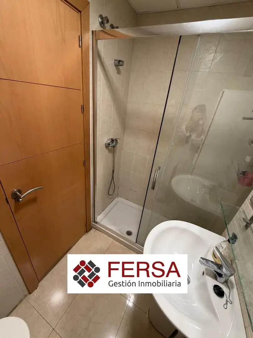 Bany de Apartament de lloguer en El Puerto de Santa María amb Calefacció, Jardí privat i Terrassa