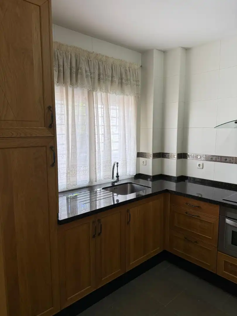 Cocina de Planta baja de alquiler con opción a compra en Málaga con Aire acondicionado, Calefacción y Jardín privado