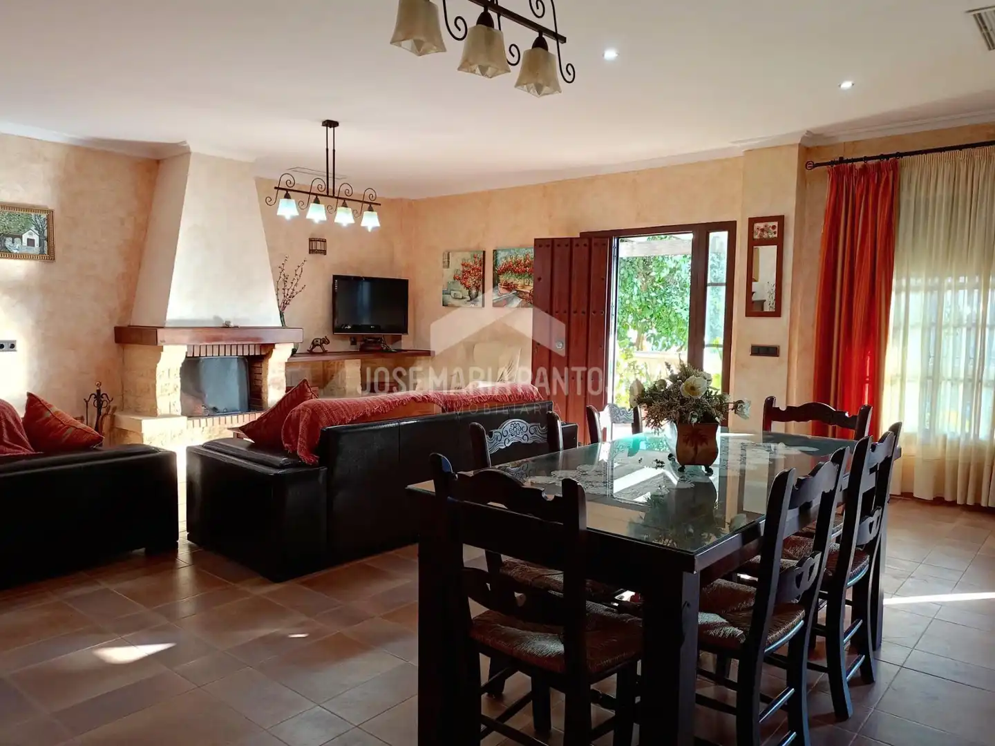 Sala d'estar de Casa o xalet en venda en Arcos de la Frontera amb Calefacció, Jardí privat i Traster