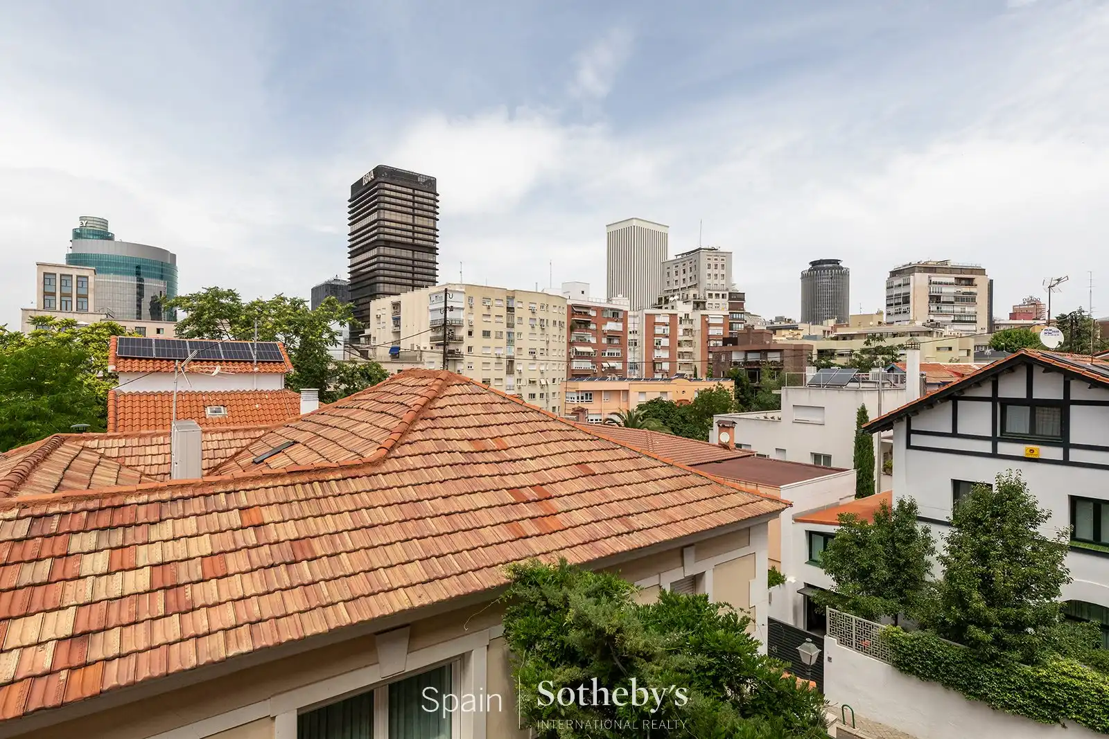Vista exterior de Àtic en venda en Madrid amb Aire condicionat, Calefacció i Jardí privat