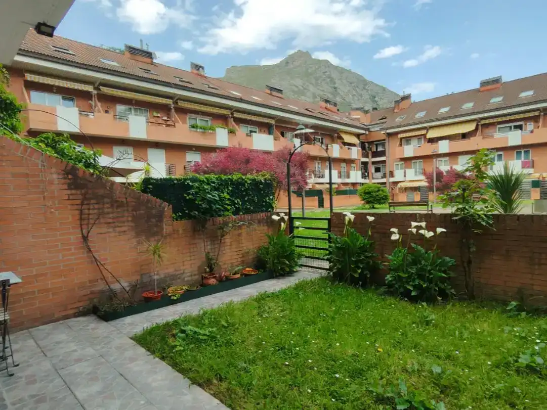 Vista exterior de Dúplex en venda en Morcín amb Jardí privat, Parquet i Traster
