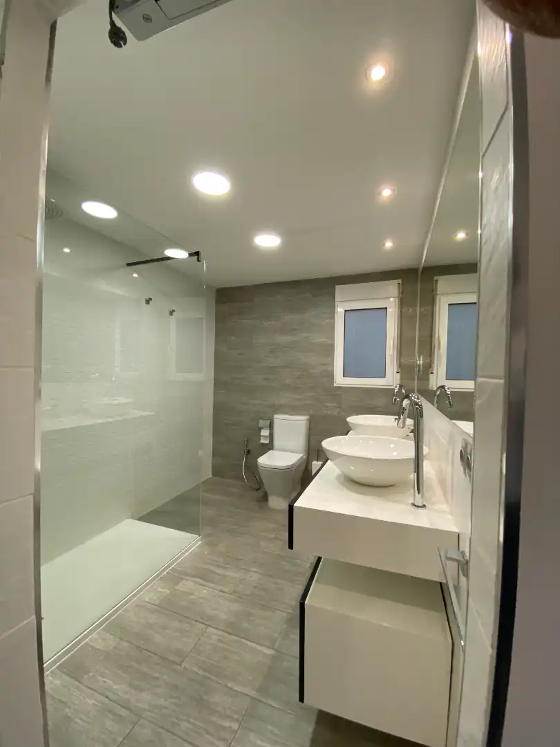 Badezimmer von Wohnungen zur Miete in Valencia mit Klimaanlage, Heizung und Möbliert