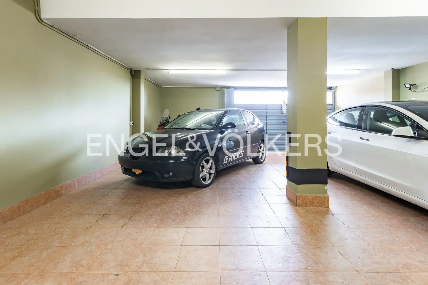 Parking de Casa adosada de alquiler en Tiana con Aire acondicionado, Calefacción y Jardín privado