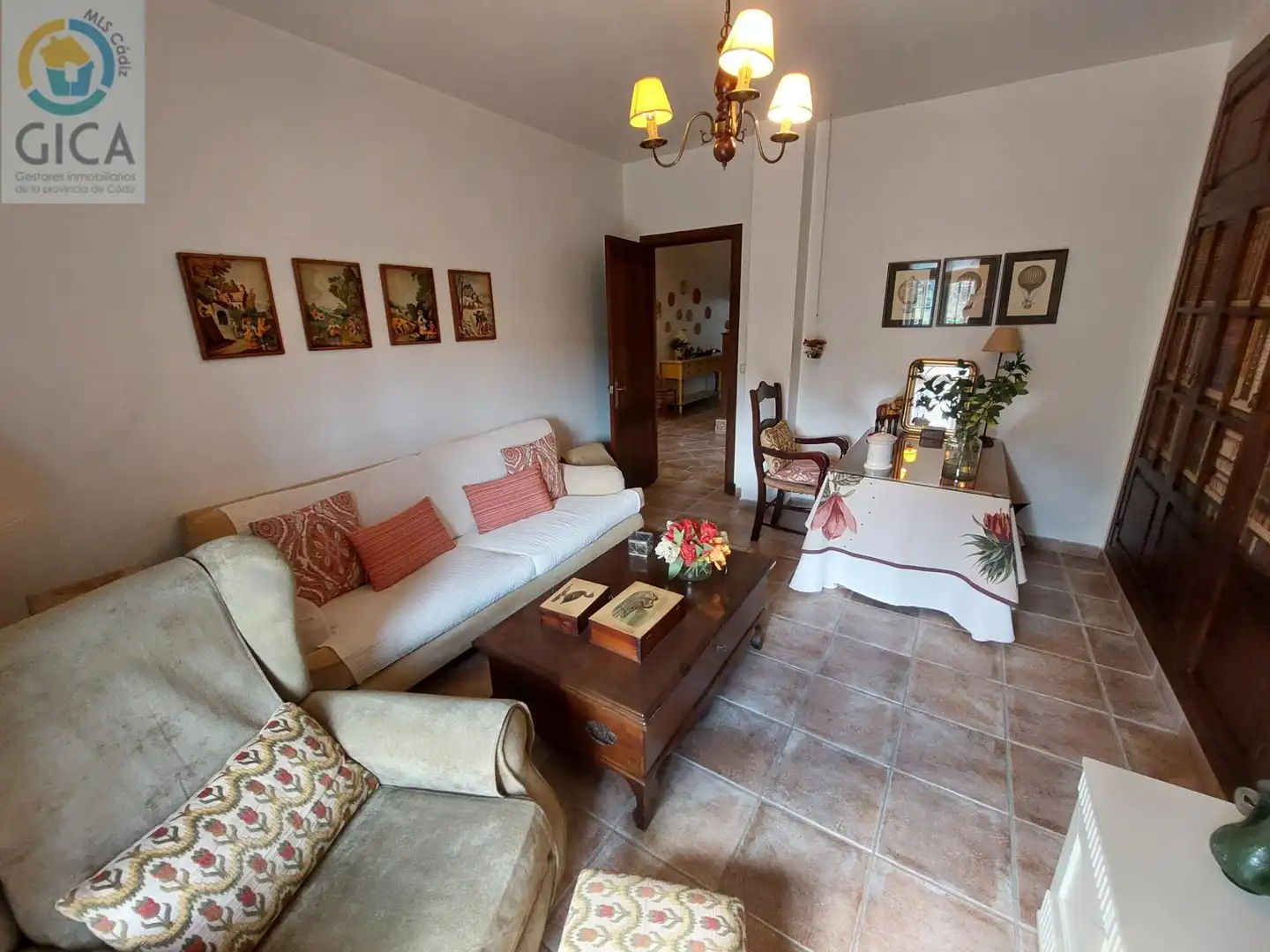 Sala d'estar de Casa o xalet en venda en Algeciras amb Aire condicionat, Jardí privat i Piscina
