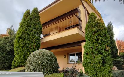 Vista exterior de Casa o xalet en venda en Robledo de Chavela amb Calefacció, Jardí privat i Terrassa