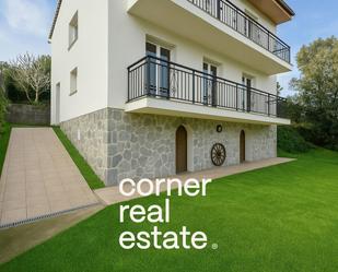 Vista exterior de Casa o xalet en venda en Sant Cugat del Vallès amb Jardí privat, Terrassa i Piscina