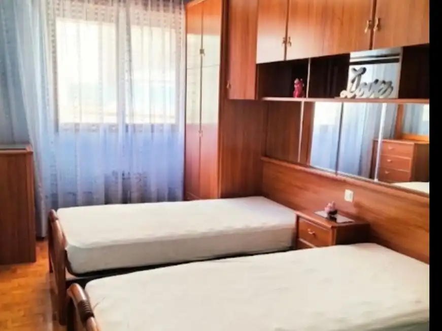 Dormitori de Pis en venda en Gijón  amb Calefacció, Parquet i Moblat