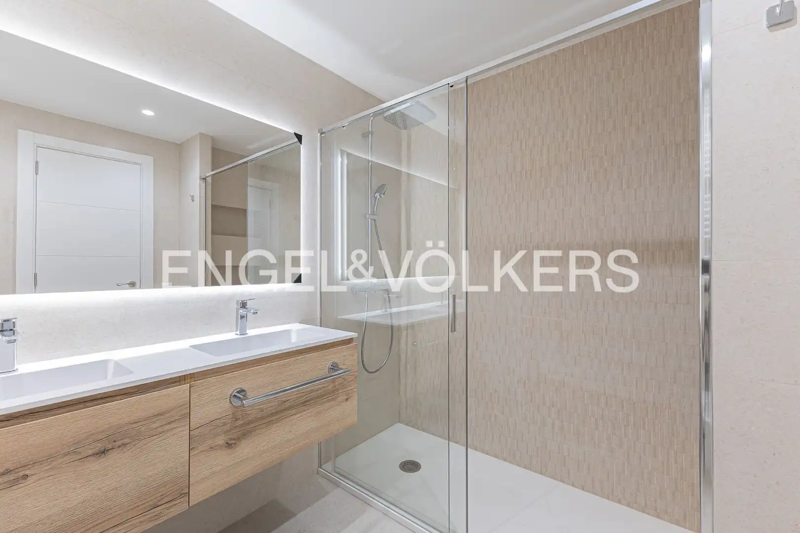 Badezimmer von Wohnung zur Miete in Barcelona mit Klimaanlage, Heizung und Parkett