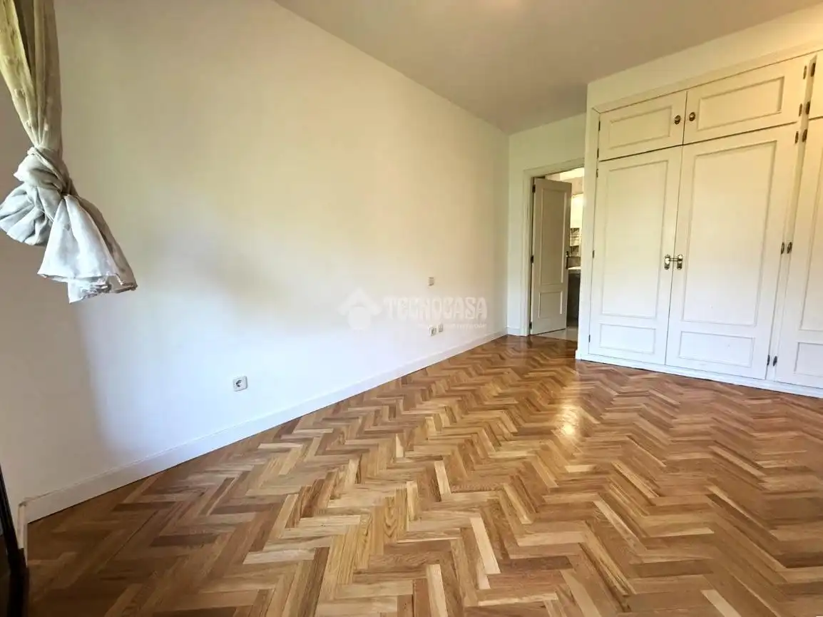 Bedroom of Flat for rent in Madrid  with Parquet flooring, Storage room and Balcony