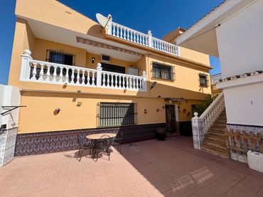 Maison mitoyenne avec balcon à vendre à Calle CENIT