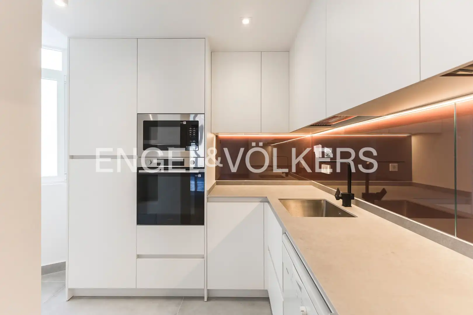 Kitchen of Flat for rent in Madrid  with Air Conditioner, Heating and Parquet flooring