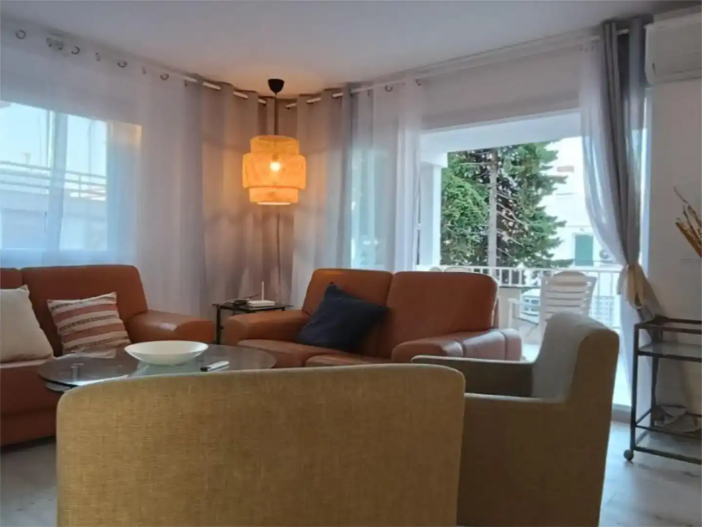 Sala d'estar de Apartament de lloguer en Pollença amb Aire condicionat, Jardí privat i Parquet