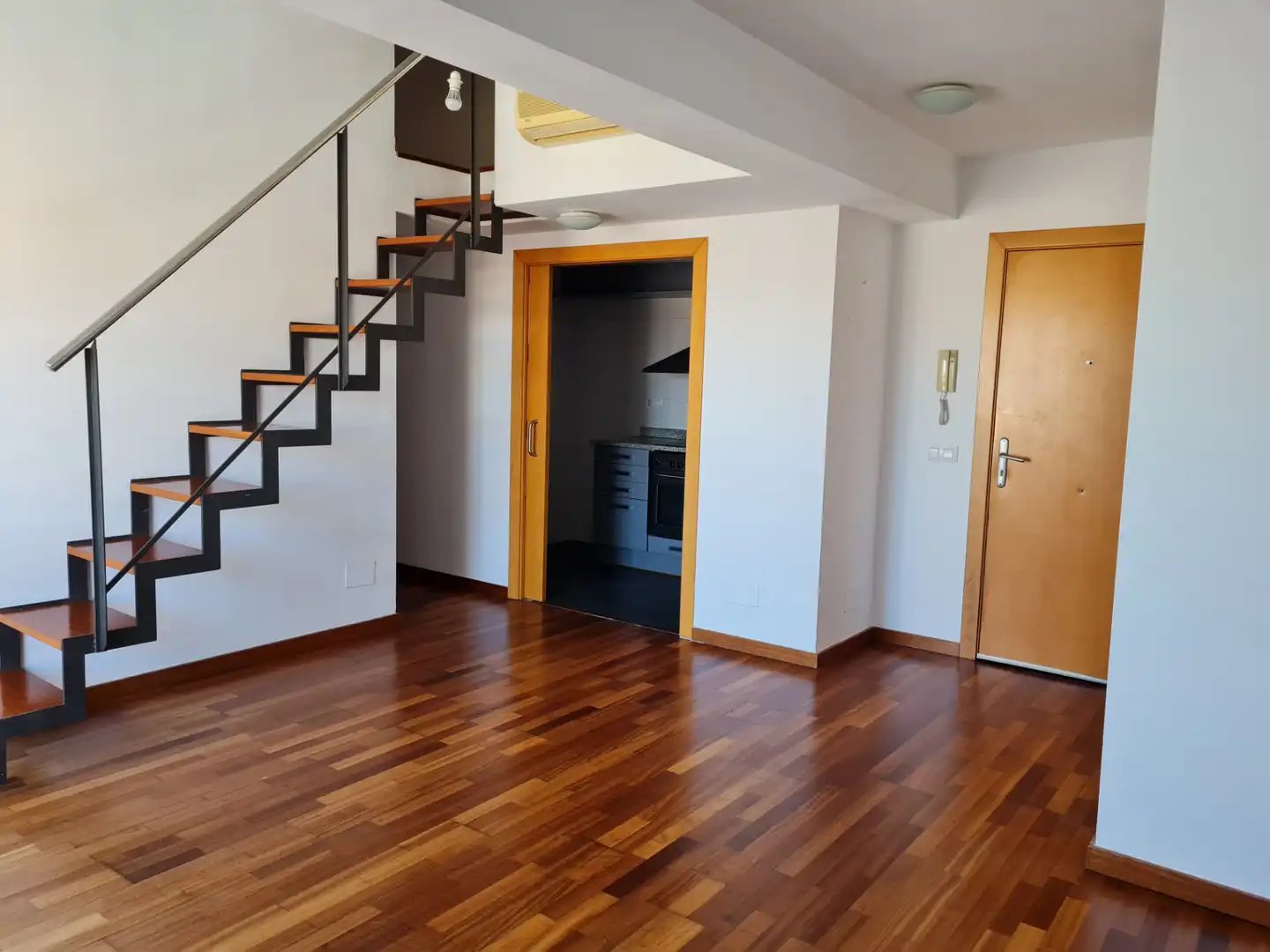 Attic for rent in Girona  with Air Conditioner, Heating and Parquet flooring