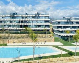 Vista exterior de Àtic de lloguer en Estepona amb Aire condicionat, Terrassa i Piscina