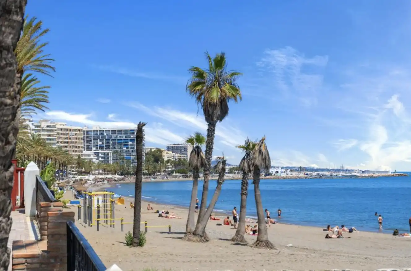 Vista exterior de Apartament de lloguer en Marbella amb Aire condicionat, Piscina i Moblat