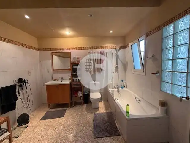 Baño de Piso en venta en Sabadell con Calefacción y Balcón