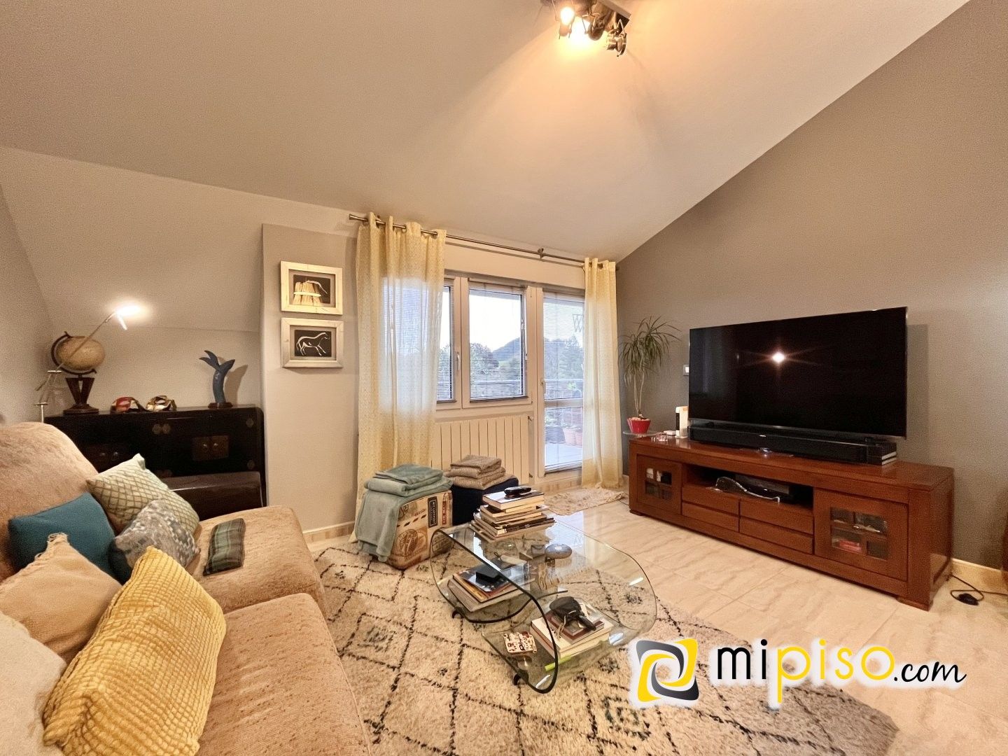 Sala d'estar de Pis en venda en Bárcena de Cicero amb Calefacció i Piscina