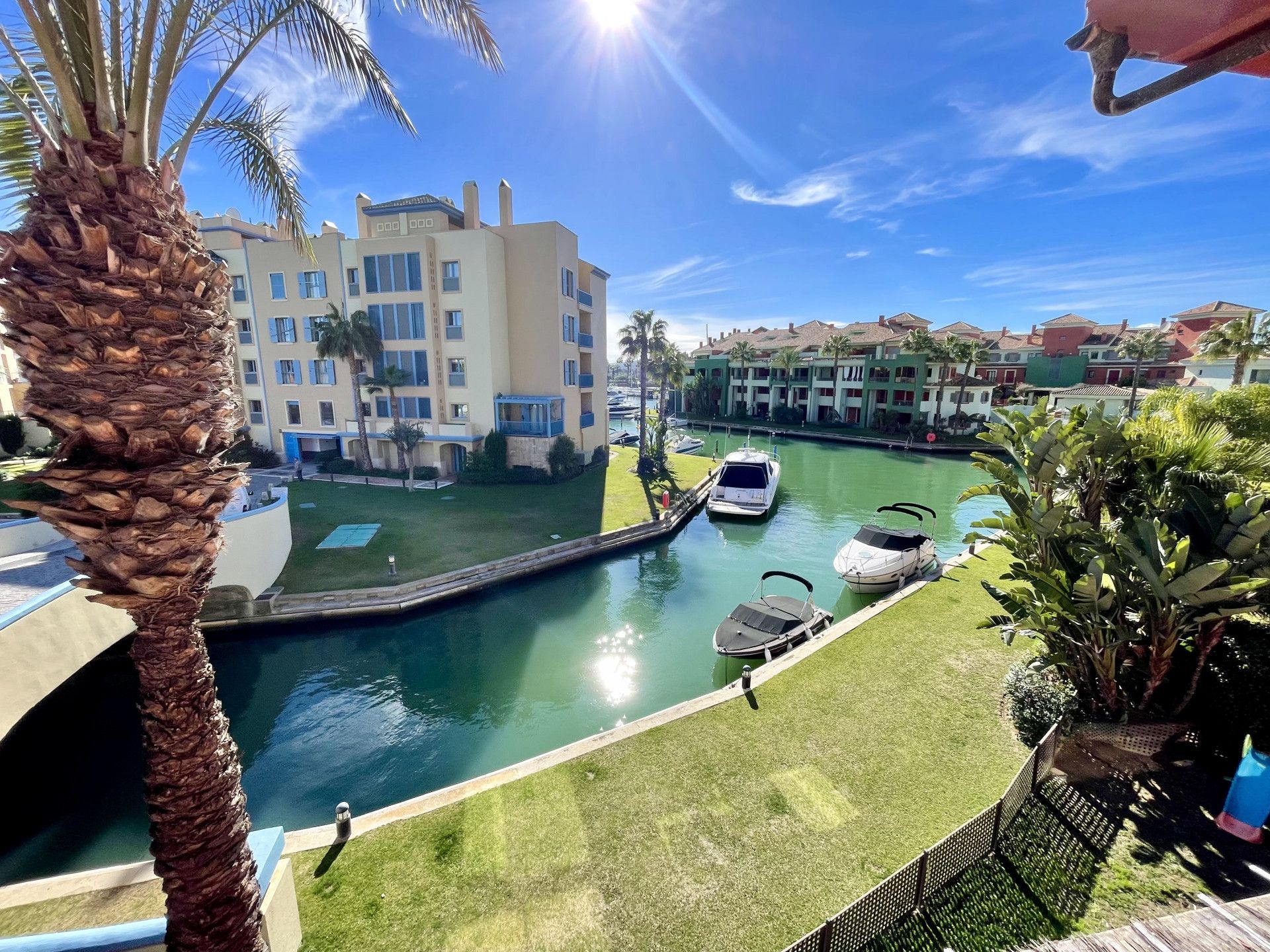 Vista exterior de Apartament en venda en Sotogrande amb Aire condicionat, Piscina i Balcó