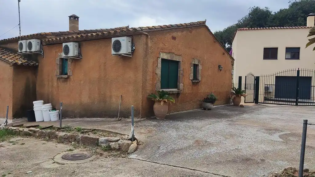 Vista exterior de Casa o xalet en venda en Masarac i Vilarnadal amb Aire condicionat, Calefacció i Jardí privat