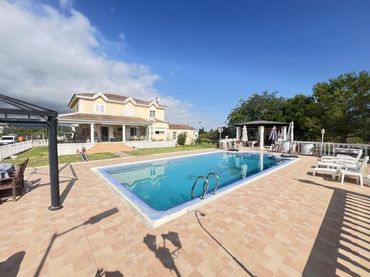 Villa mit Pool zum Verkauf in Avenida Marenyet