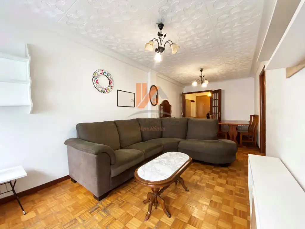Sala d'estar de Pis de lloguer en Santiago de Compostela  amb Moblat i Forn