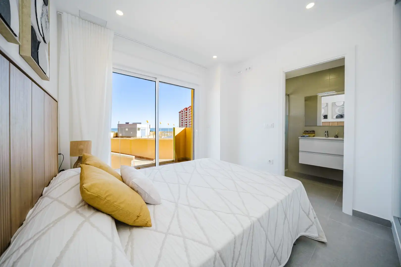 Dormitori de Apartament en venda en La Manga del Mar Menor amb Aire condicionat, Terrassa i Piscina