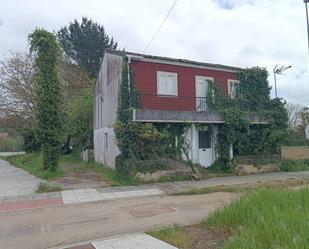 Vista exterior de Casa o xalet en venda en Lalín amb Jardí privat, Terrassa i Traster