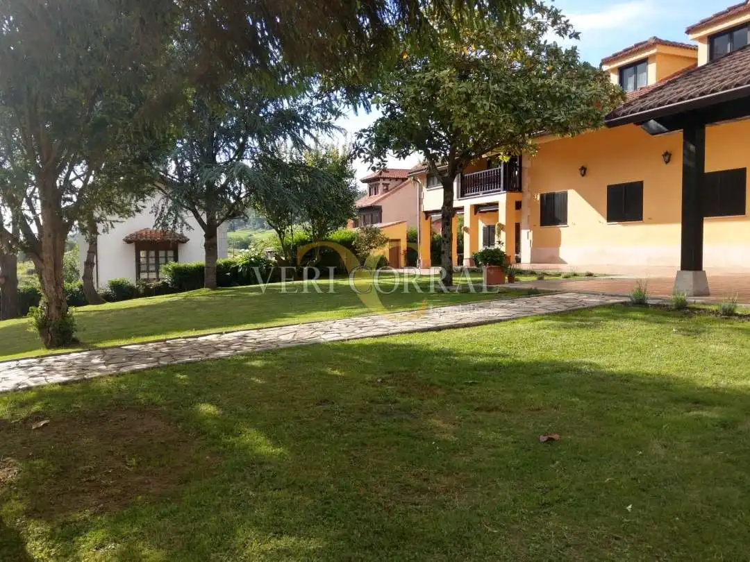 Vista exterior de Edificio en venta en Llanes