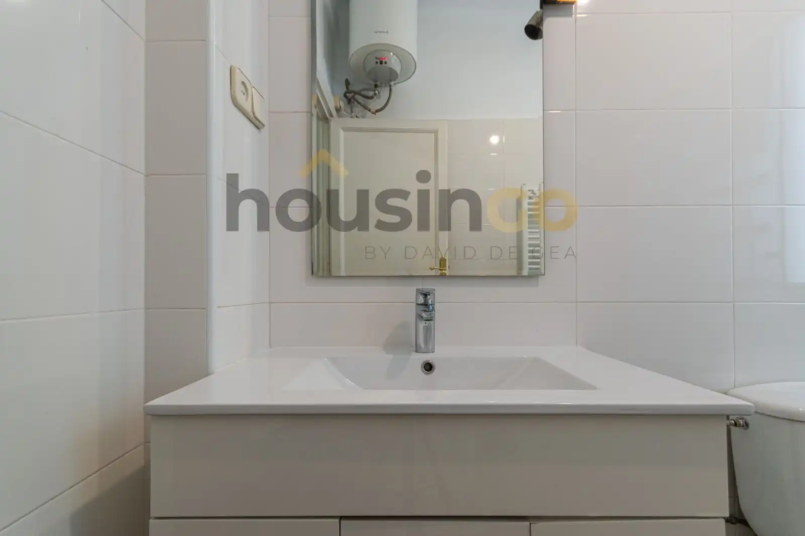 Bathroom of Office for rent in Madrid  with Air Conditioner, Heating and Balcony