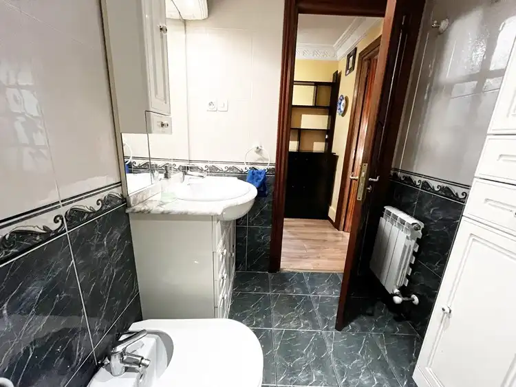 Bathroom of Flat for rent in Madrid  with Air Conditioner, Heating and Parquet flooring