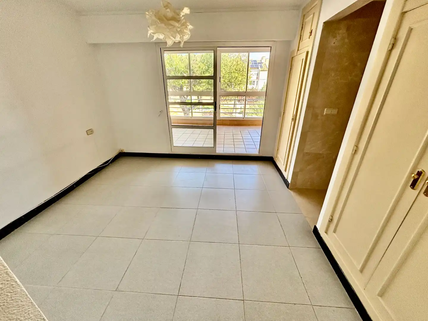Terrasse von Einfamilien-Reihenhaus zum Verkauf in Alicante / Alacant mit Klimaanlage, Privatgarten und Terrasse
