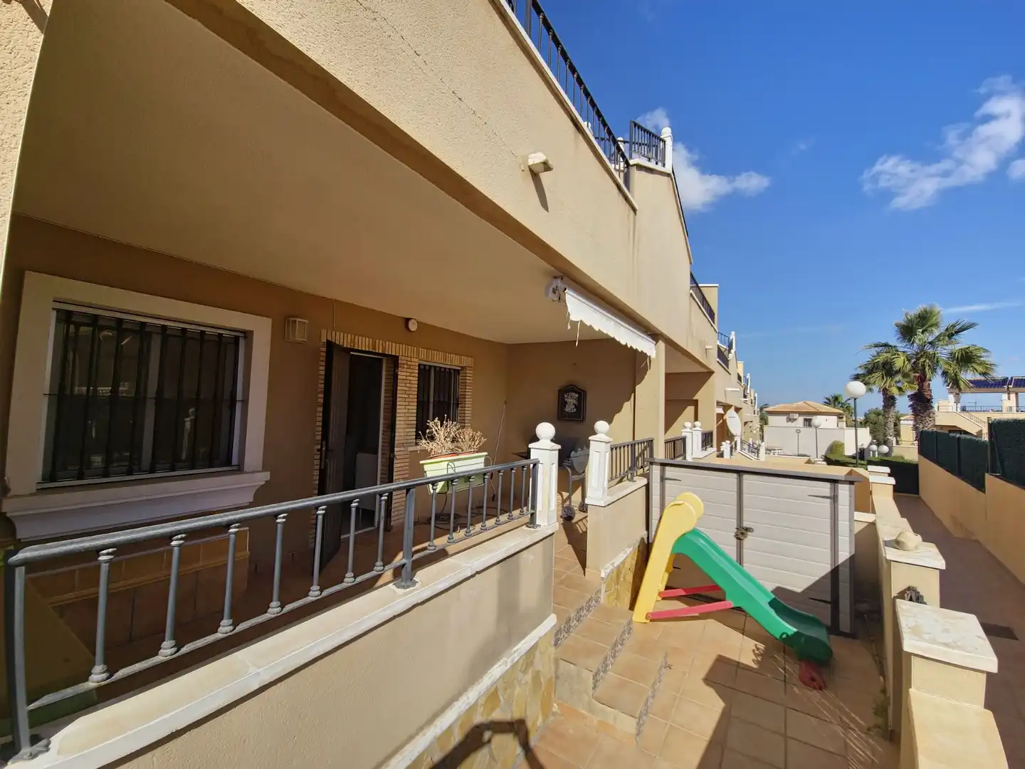 Außenansicht von Erdgeschoss zur Miete in Orihuela mit Privatgarten, Schwimmbad und Möbliert