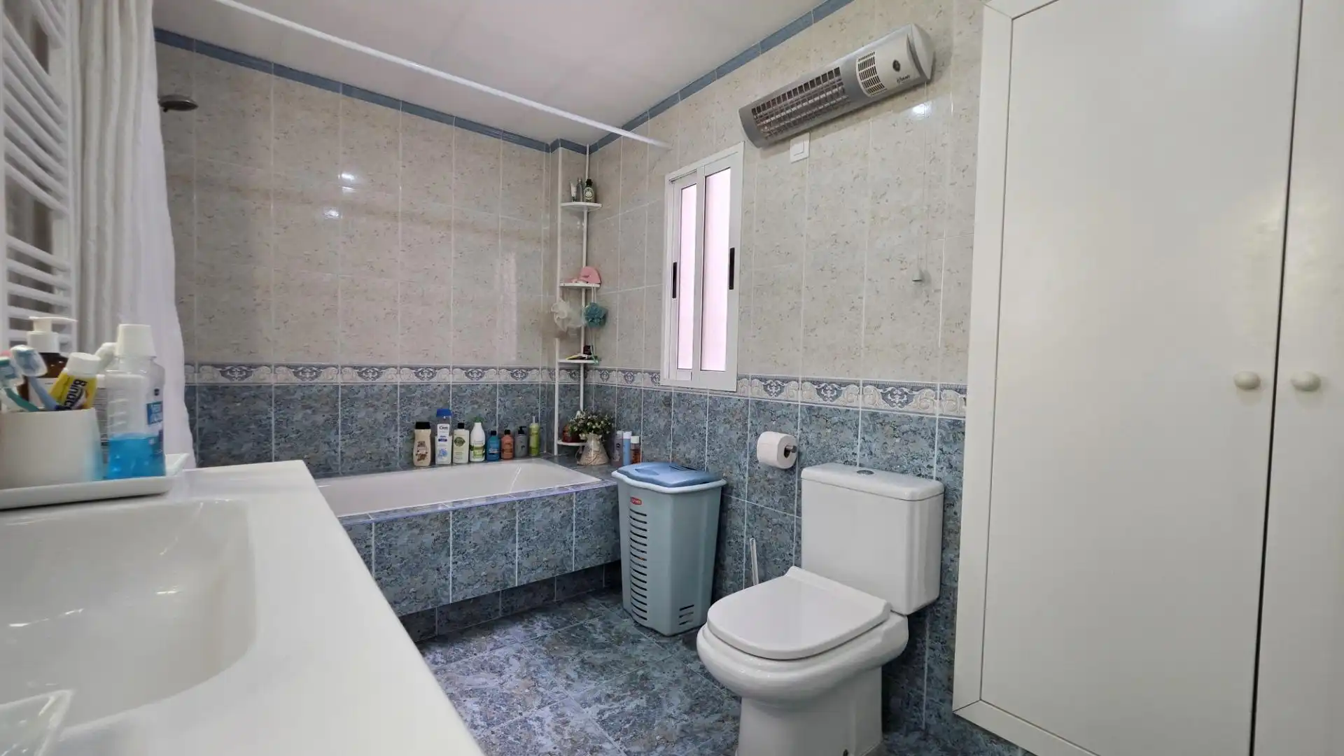 Baño de Piso en venta en Alicante / Alacant con Aire acondicionado, Calefacción y Amueblado
