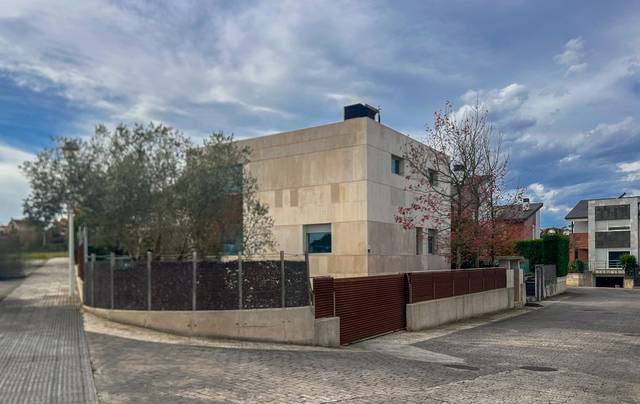 Casa-chalet en Venta en Avenida de la Santa Cruz en Maoño -  Azoños