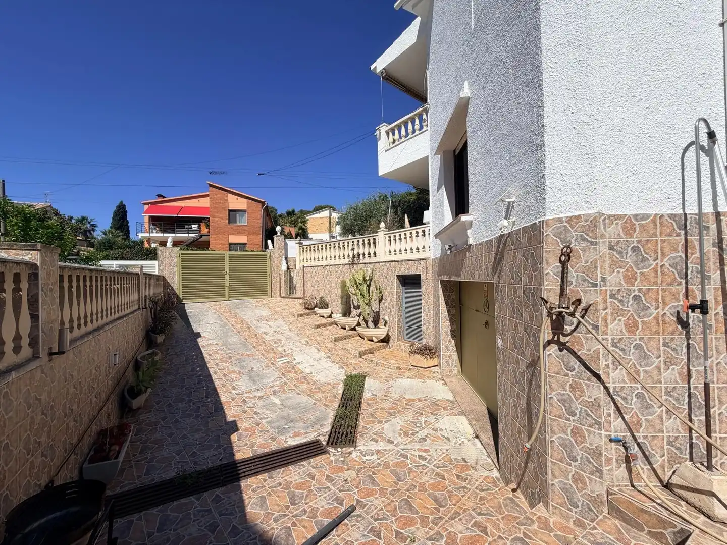 Vista exterior de Casa o xalet en venda en Cunit amb Calefacció, Jardí privat i Terrassa