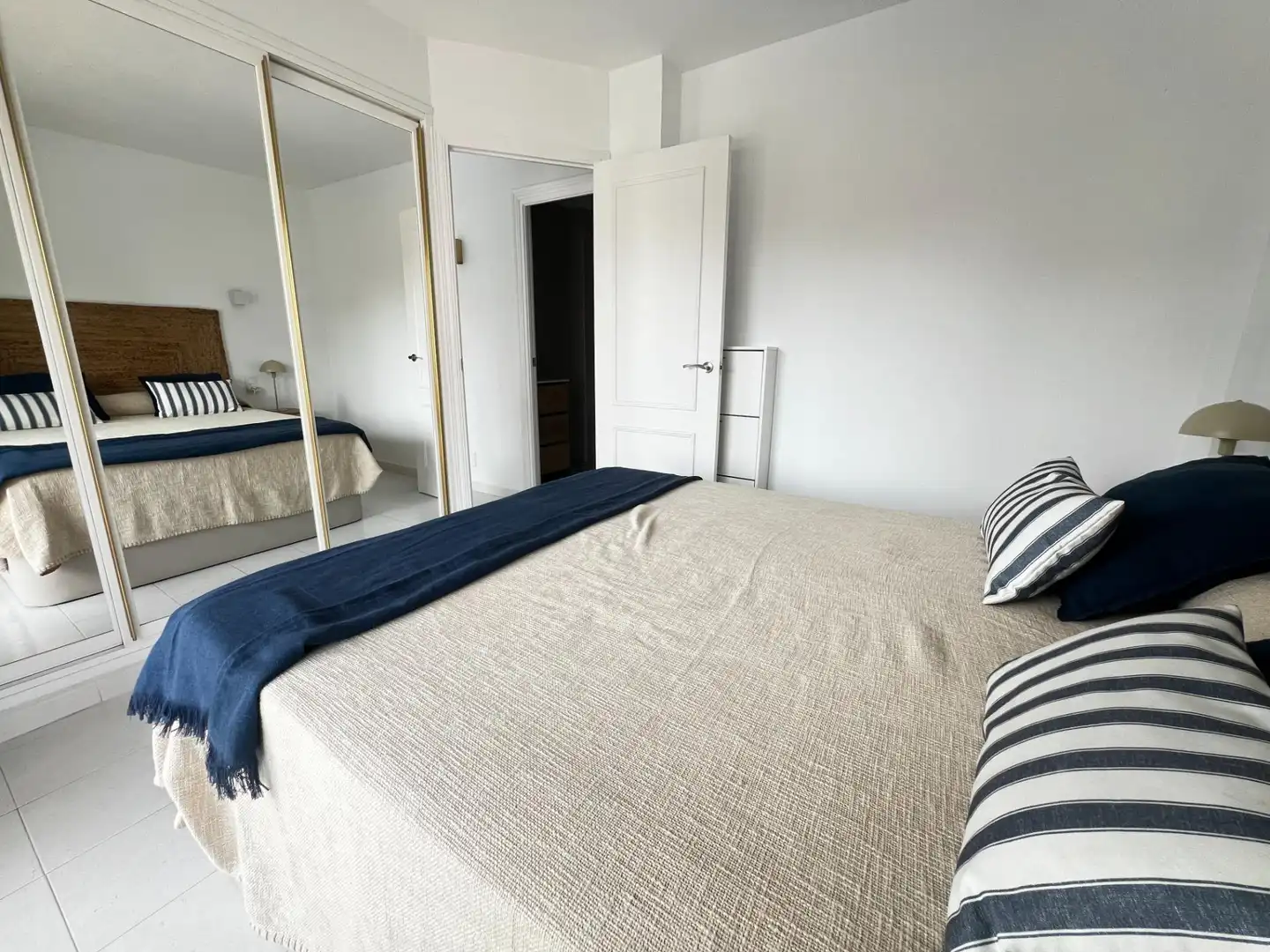 Dormitori de Apartament de lloguer en Fuengirola amb Aire condicionat, Calefacció i Jardí privat