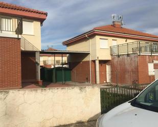 Exterior view of Single-family semi-detached for sale in Villaverde de Medina
