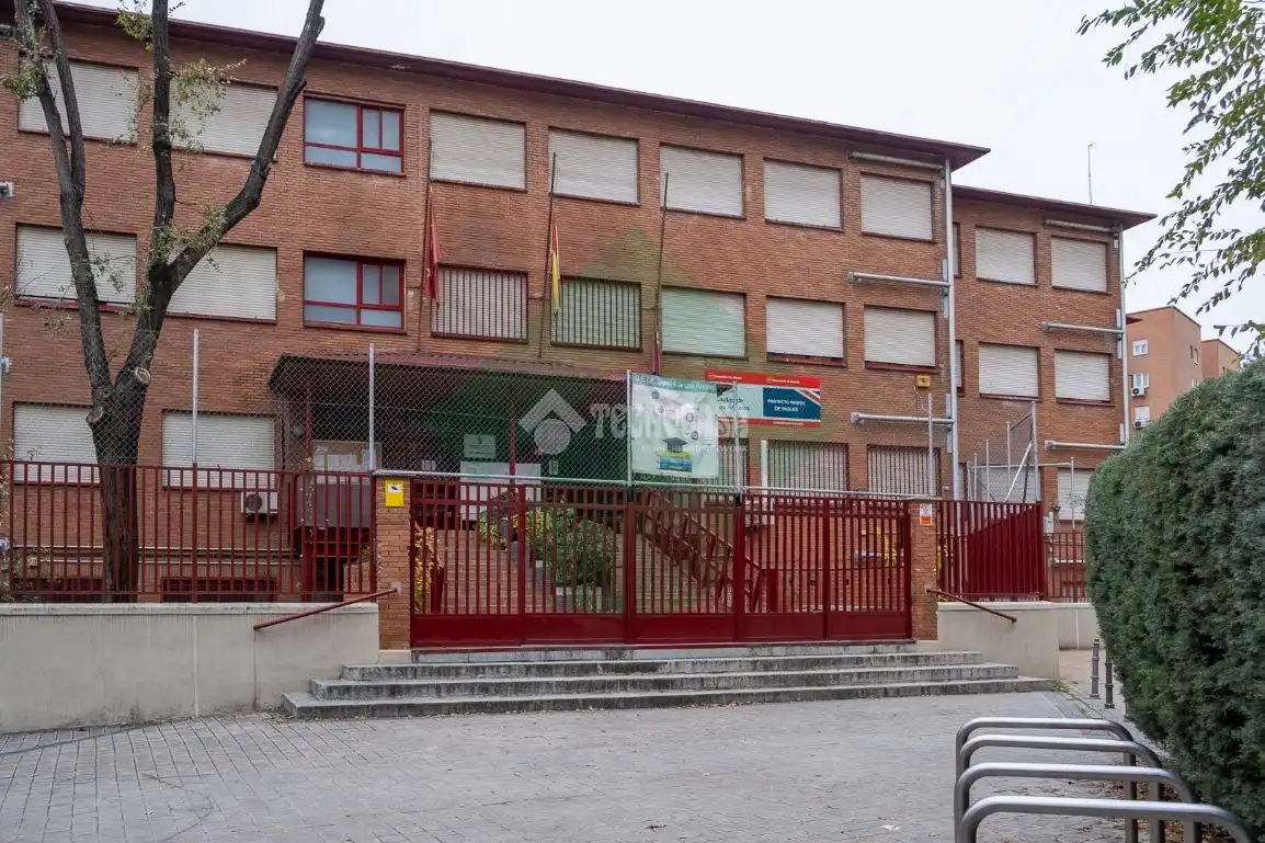 Vista exterior de Piso en venta en Madrid con Calefacción