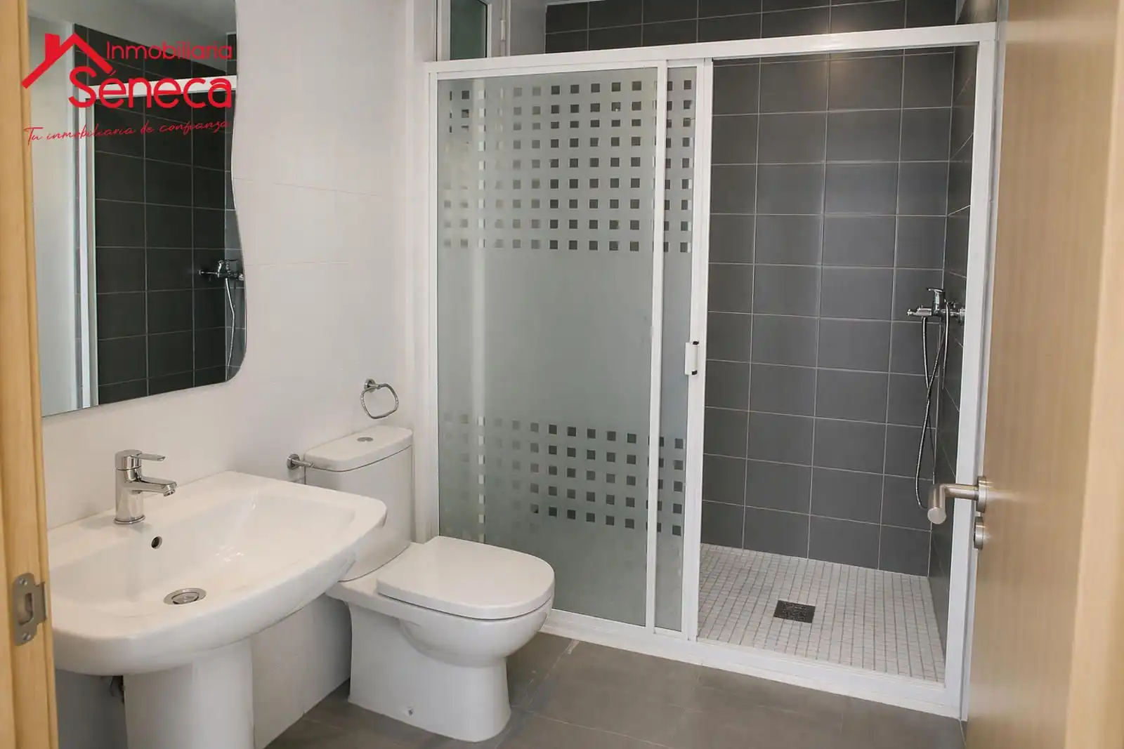 Bathroom of Flat for sale in Córdoba  with Air Conditioner, Heating and Storage room