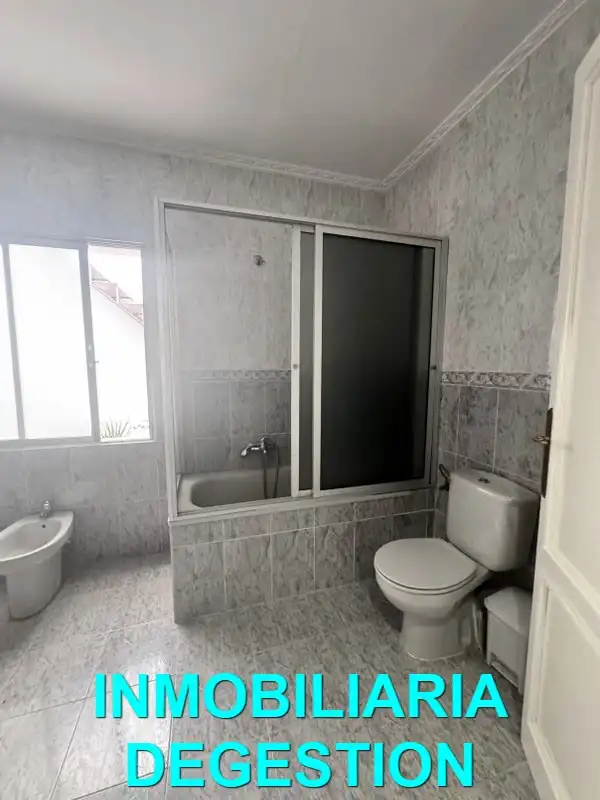 Badezimmer von Wohnung zum Verkauf in Linares mit Klimaanlage, Heizung und Terrasse