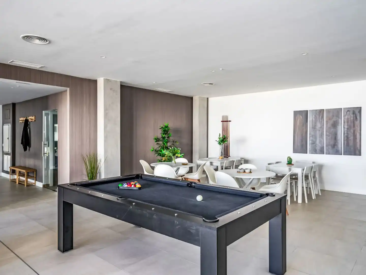 Wohnzimmer von Dachboden zum Verkauf in Manilva mit Klimaanlage, Heizung und Terrasse