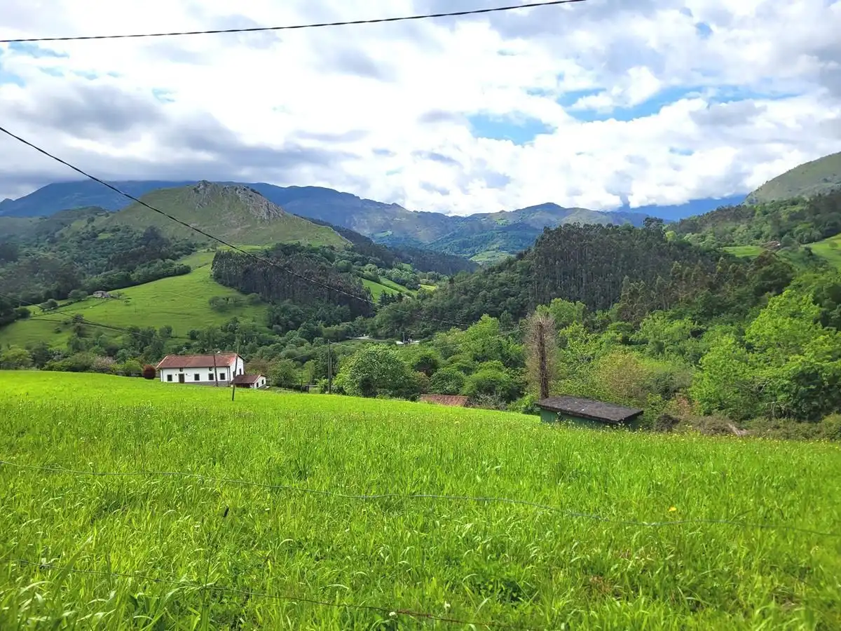 Vista exterior de Casa o xalet en venda en Llanes amb Jardí privat