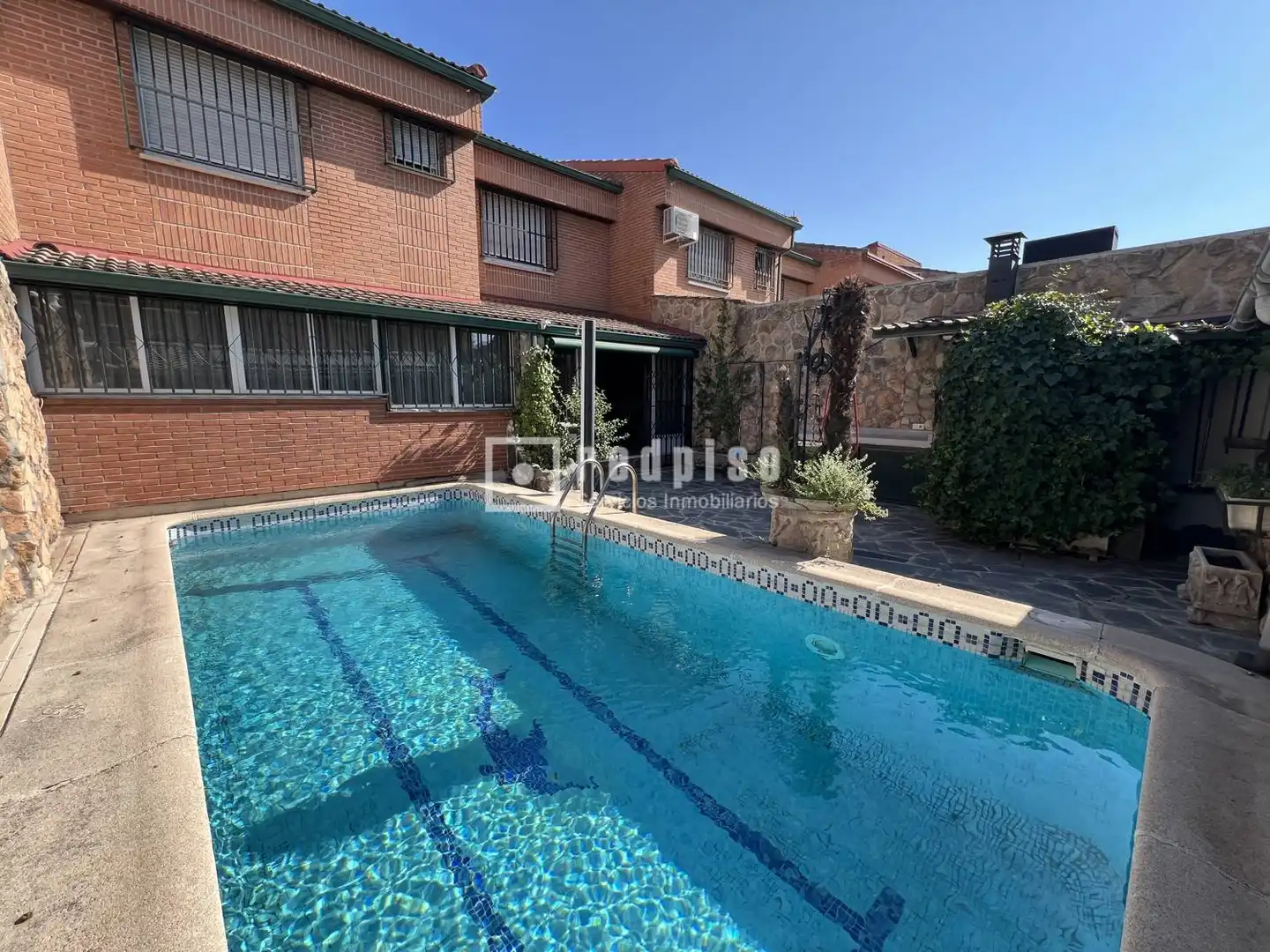 Piscina de Casa o xalet de lloguer en Madrid amb Aire condicionat, Calefacció i Jardí privat