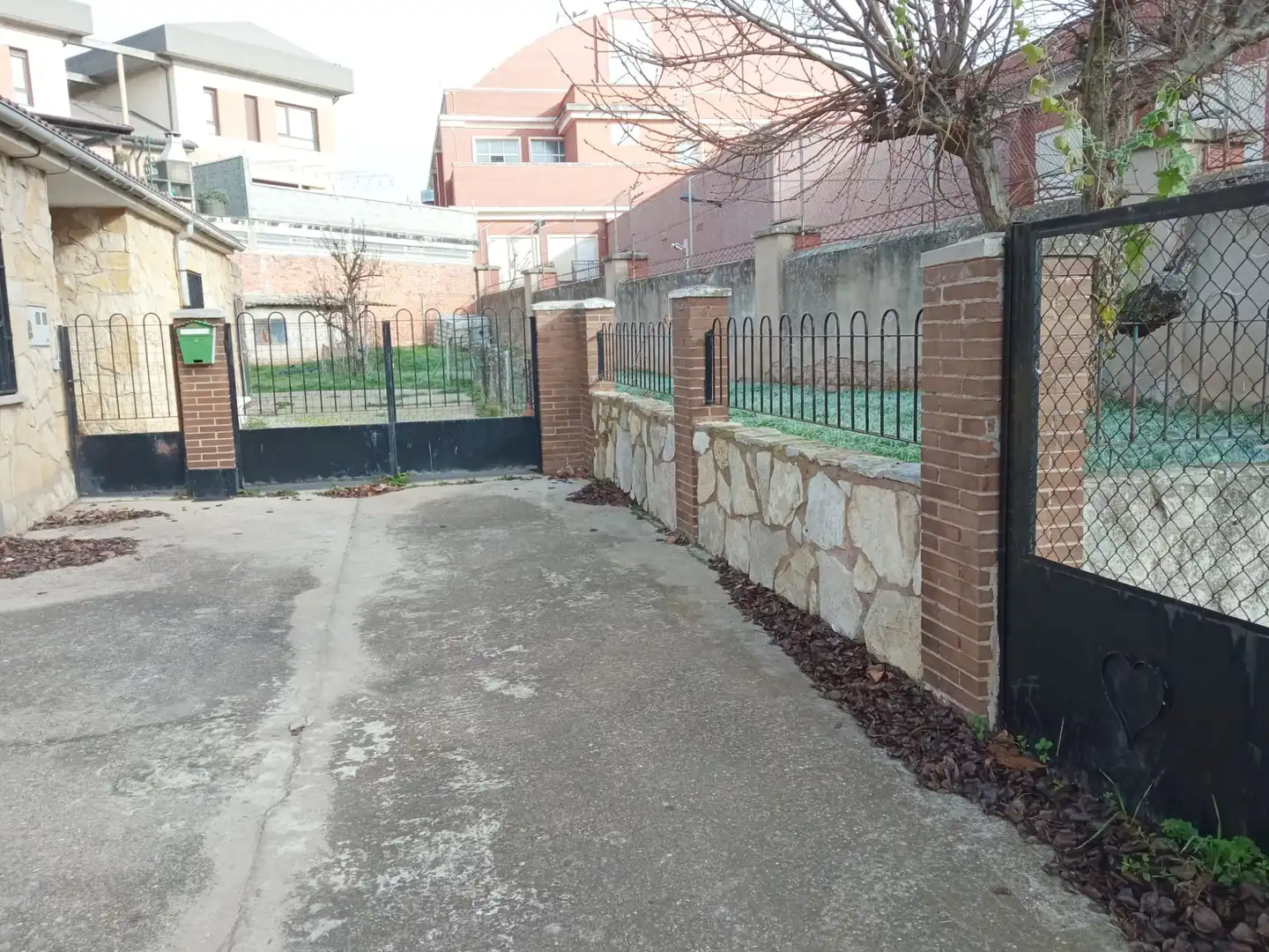 Aparcament de Casa adosada en venda en Burgos amb Jardí privat