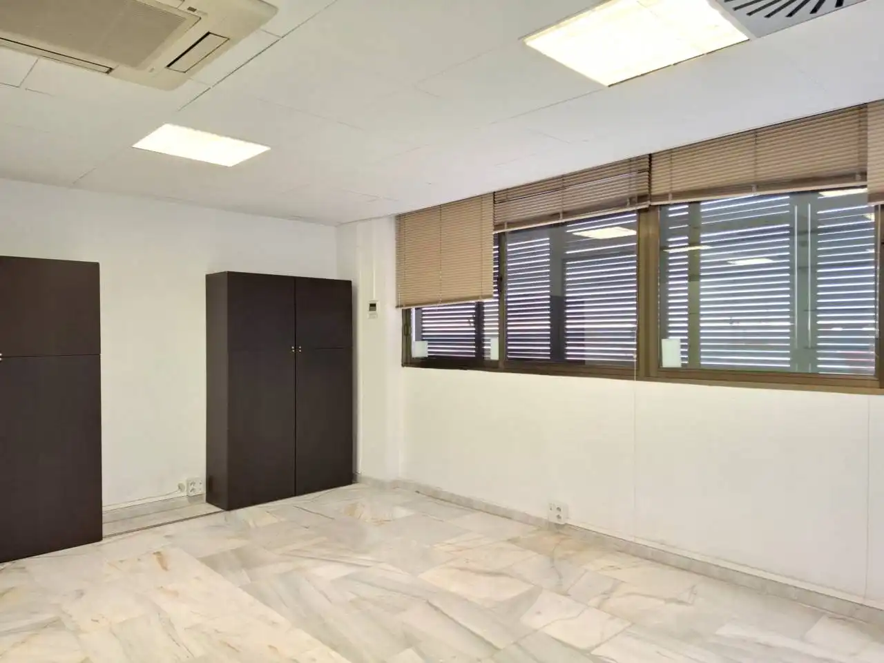 Büro zur Miete in San Sebastián de los Reyes mit Klimaanlage, Heizung und Alarm
